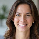 Portret dietetyka, uśmiechnięta kobieta w średnim wieku